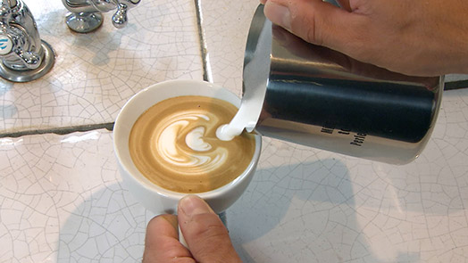 Latte art tutorial: wie werden Leaf und Tulip verwircklicht